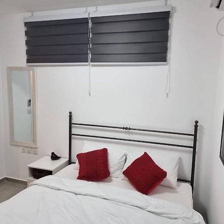 דירת זוּגַג מפנקת עם מרפסת משגעת ונוף למפרץ. Apartment Ейлат Екстериор снимка