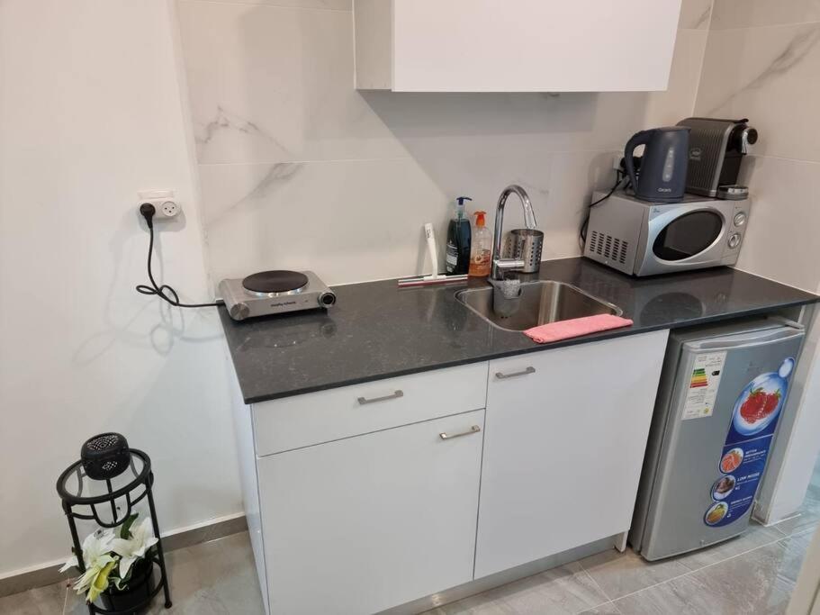 דירת זוּגַג מפנקת עם מרפסת משגעת ונוף למפרץ. Apartment Ейлат Екстериор снимка
