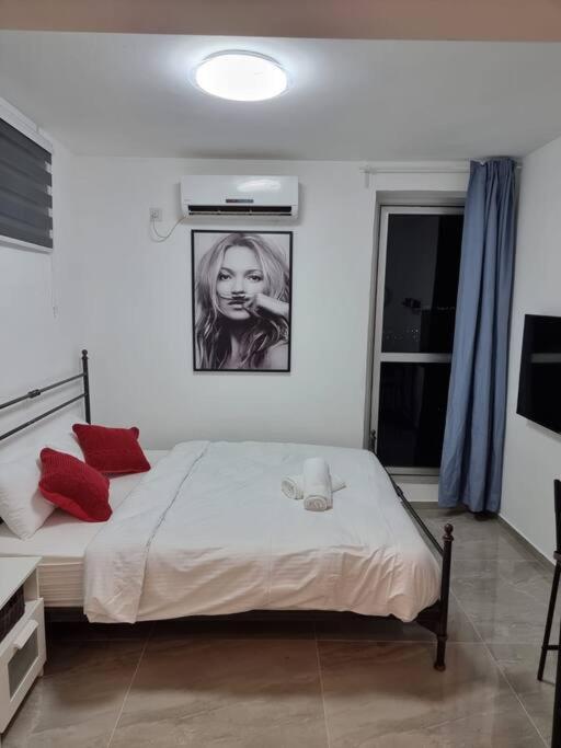 דירת זוּגַג מפנקת עם מרפסת משגעת ונוף למפרץ. Apartment Ейлат Екстериор снимка