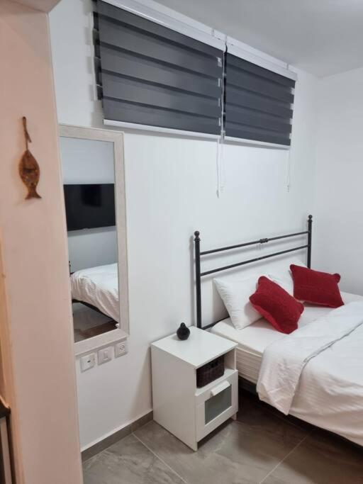 דירת זוּגַג מפנקת עם מרפסת משגעת ונוף למפרץ. Apartment Ейлат Екстериор снимка