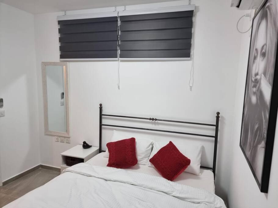 דירת זוּגַג מפנקת עם מרפסת משגעת ונוף למפרץ. Apartment Ейлат Екстериор снимка