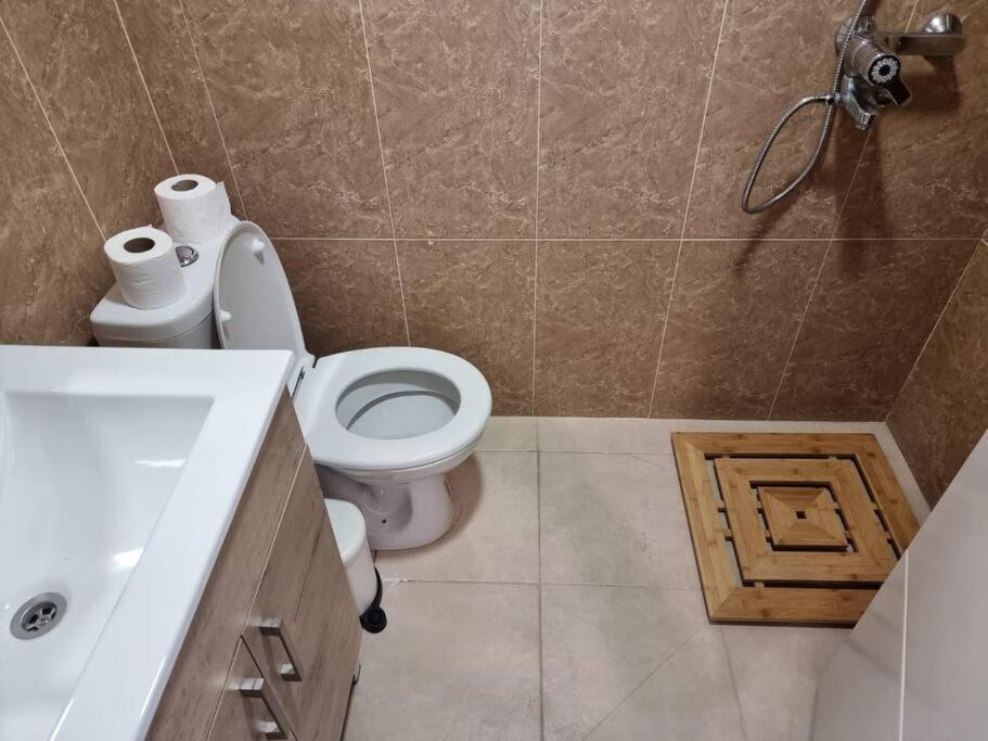 דירת זוּגַג מפנקת עם מרפסת משגעת ונוף למפרץ. Apartment Ейлат Екстериор снимка