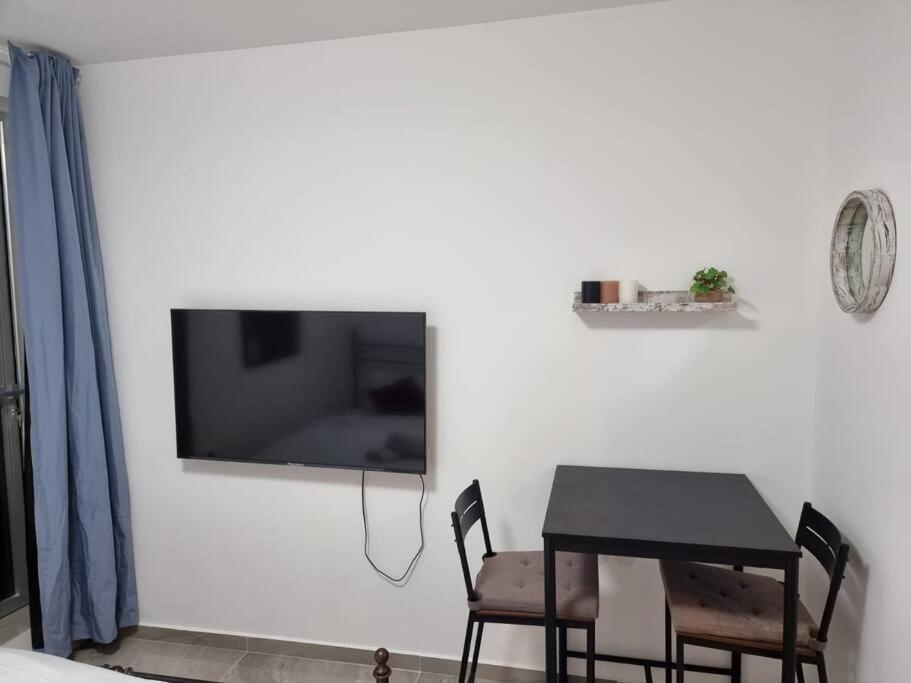דירת זוּגַג מפנקת עם מרפסת משגעת ונוף למפרץ. Apartment Ейлат Екстериор снимка