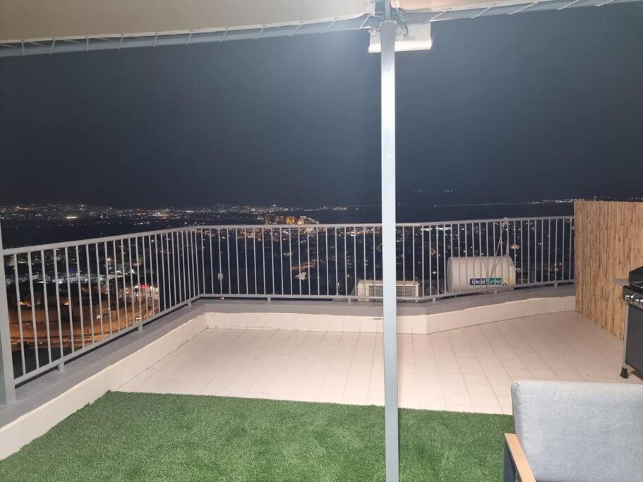 דירת זוּגַג מפנקת עם מרפסת משגעת ונוף למפרץ. Apartment Ейлат Екстериор снимка