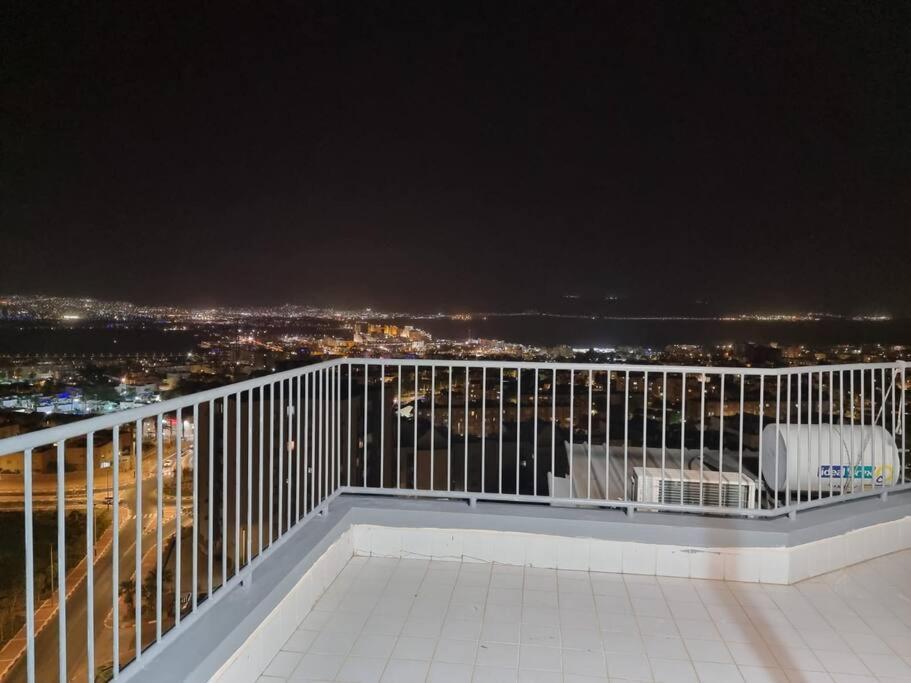 דירת זוּגַג מפנקת עם מרפסת משגעת ונוף למפרץ. Apartment Ейлат Екстериор снимка