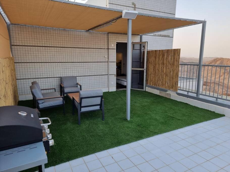 דירת זוּגַג מפנקת עם מרפסת משגעת ונוף למפרץ. Apartment Ейлат Екстериор снимка