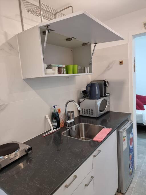 דירת זוּגַג מפנקת עם מרפסת משגעת ונוף למפרץ. Apartment Ейлат Екстериор снимка