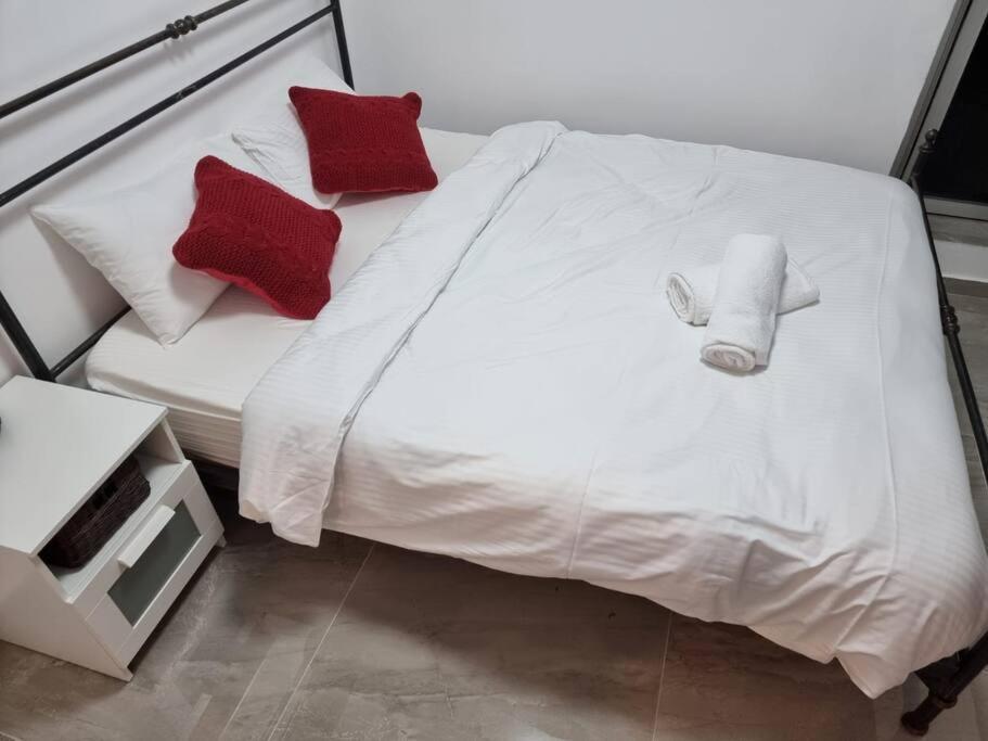 דירת זוּגַג מפנקת עם מרפסת משגעת ונוף למפרץ. Apartment Ейлат Екстериор снимка